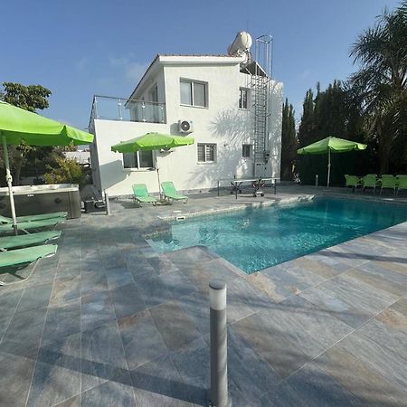Villa Coralia Gardens 1Km From Coral Bay Beach ภายนอก รูปภาพ