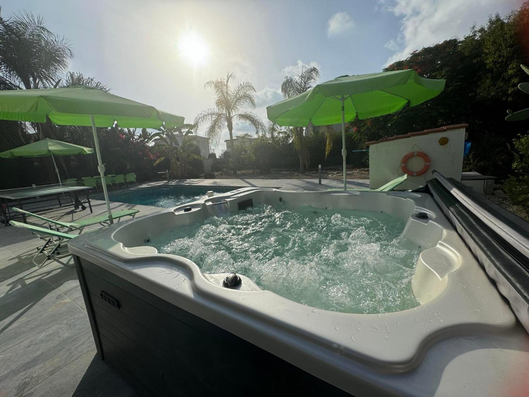 Villa Coralia Gardens 1Km From Coral Bay Beach ภายนอก รูปภาพ