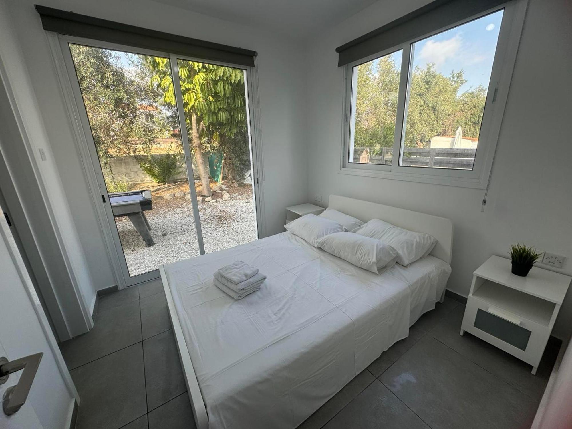 Villa Coralia Gardens 1Km From Coral Bay Beach ภายนอก รูปภาพ