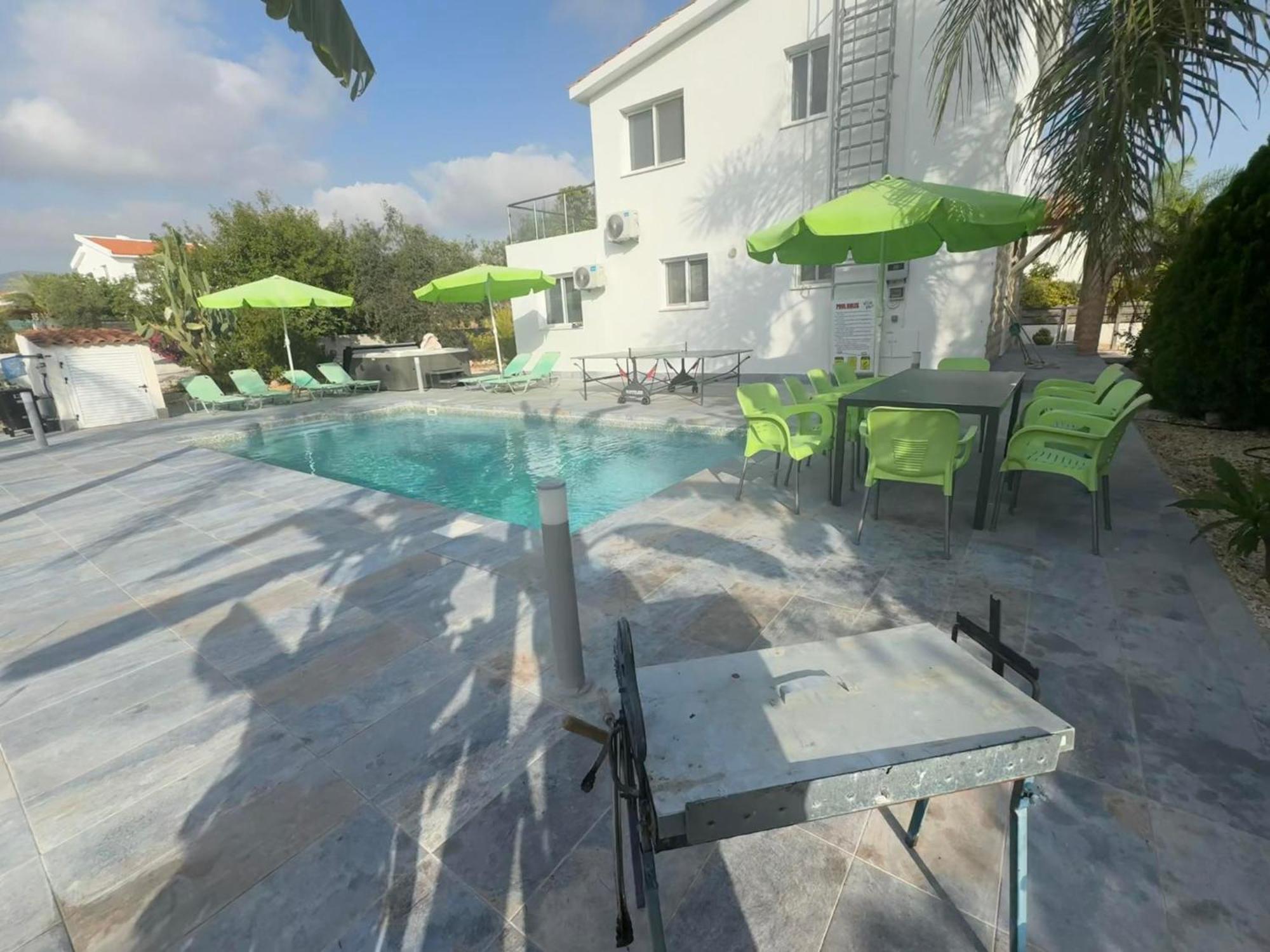 Villa Coralia Gardens 1Km From Coral Bay Beach ภายนอก รูปภาพ