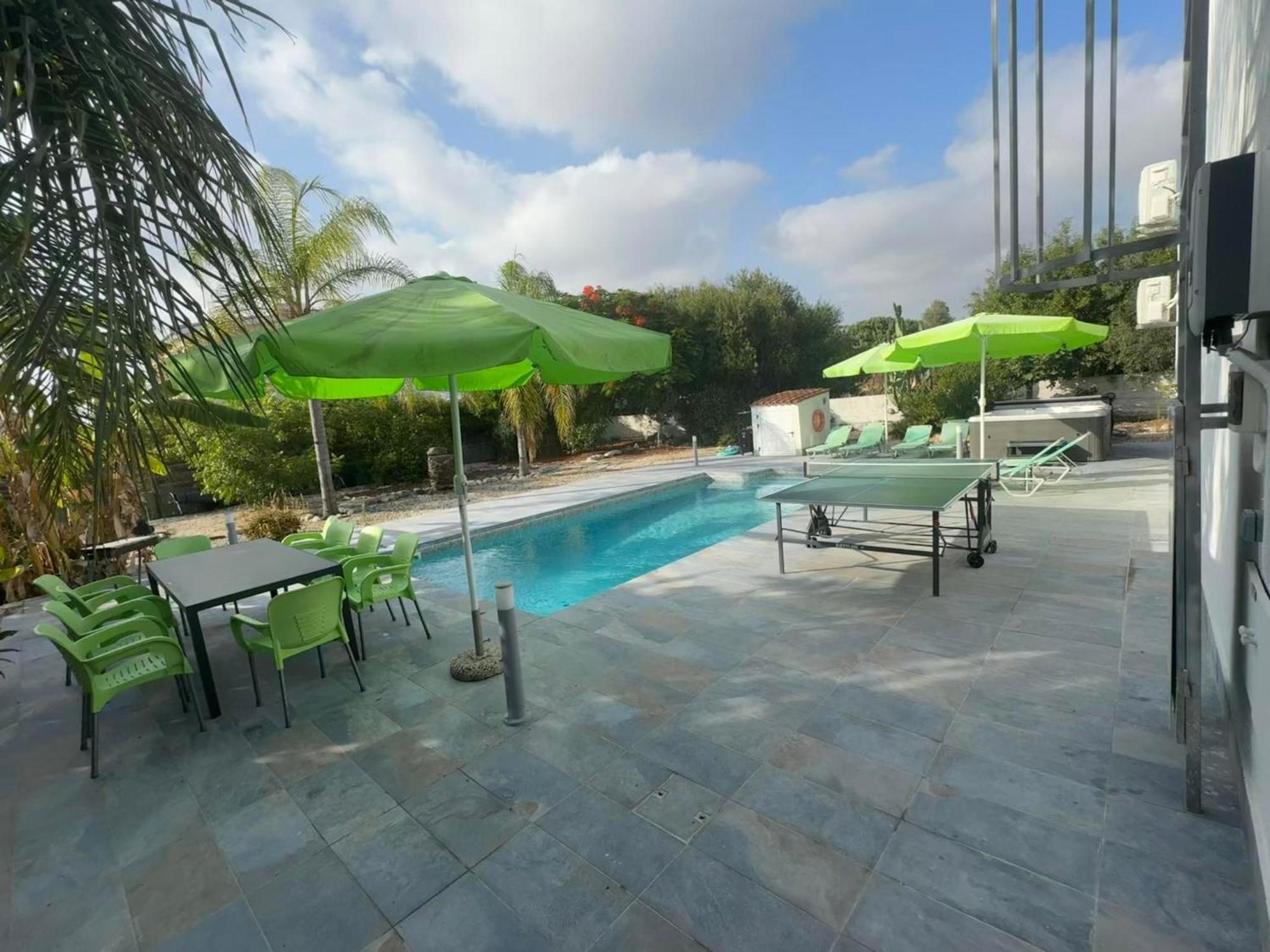 Villa Coralia Gardens 1Km From Coral Bay Beach ภายนอก รูปภาพ